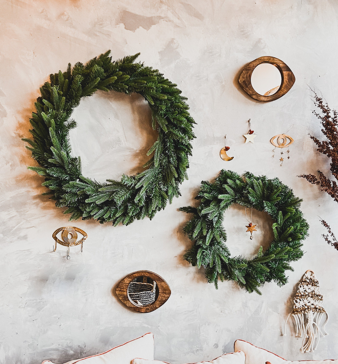 Notre couronne et guirlande en sapin artificiel