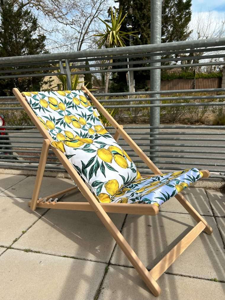 Chilienne avec différents motifs de la marque Française Podevache Cette chilienne/transat est conçue et fabriquée par Podevache.  Une chilienne à intégrer dans votre décoration intérieure ou bien sur votre terrasse ou balcon, elle sera du plus bel effet. Dans des teintes modernes, douces et dans un motif tendance, cette chilienne sera à coup sûr votre nouvelle chaise favorite.  Le structure est en hêtre naturel et la toile est en PES imprimée. Un ourlet à chaque extrémité de la toile vous facilitera l'enfilage des tasseaux de bois qui bloqueront la toile sur le châssis.  Les dimensions sont de 130x60cm.  Le transat est créé et fabriqué en France.  Tissu lavable à 30° en programme modéré, ne jamais plier et ranger avec la toile humide Le bois (hêtre naturel) est à entretenir régulièrement pour qu'il conserve sa beauté. 