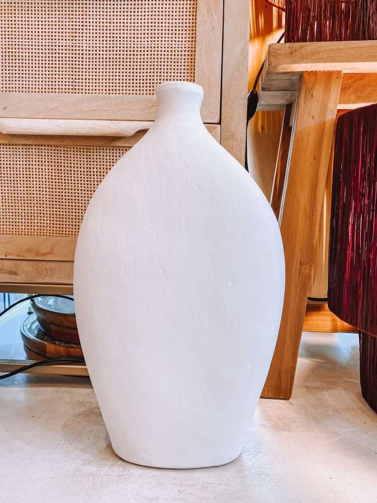 Pots Benjana en céramique blanche S,M et L Ces pots gracieux sont un accroche-regard, ils sont également très élégants en combinaison avec d’autres vases !  Dimensions :  S = 18 x 30 cm  M = 21 x 40 cm  L = 25 x 50 cm 