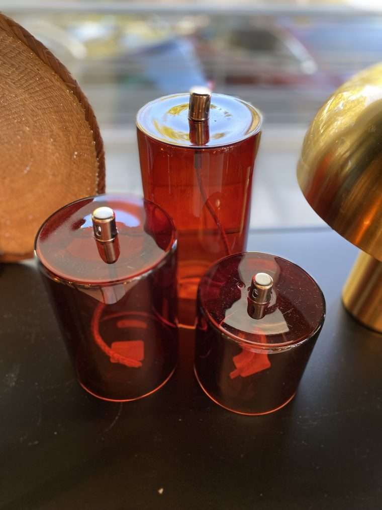 Lampe à huile forme cylindre S, M et L couleur ambre Ah les lampes à huile ….. Si elles n’existaient pas, il faudrait les inventer ! Délicates, design et plus économiques qu’une bougie, les lampes à huile sont le must have du moment ! Que vous soyez déjà un.e amoureux.se des lueurs de flamme ou que vous souhaitiez offrir un joli cadeau, notre sélection de lampes à huile fera votre bonheur ! Matériaux: verre – mèche coton – métal Dimensions en cm : S = 10×10 cm / M = 10x15 cm / L = 10×20 cm Huile de paraffine vendue séparément