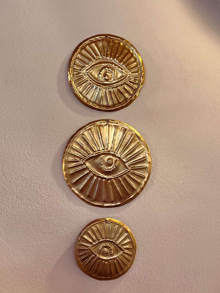 Boite de 4 boules de Noël dégradé de marron et doré en verre La présentation est essentiel, même lors du repas du réveillon de Noël. C'est pourquoi, grâce à ces boules de Noël dorées et marrons sur votre sapin, votre soirée en famille sera chic ! Dimensions : 10 x 12.5 cm Matière : Verre