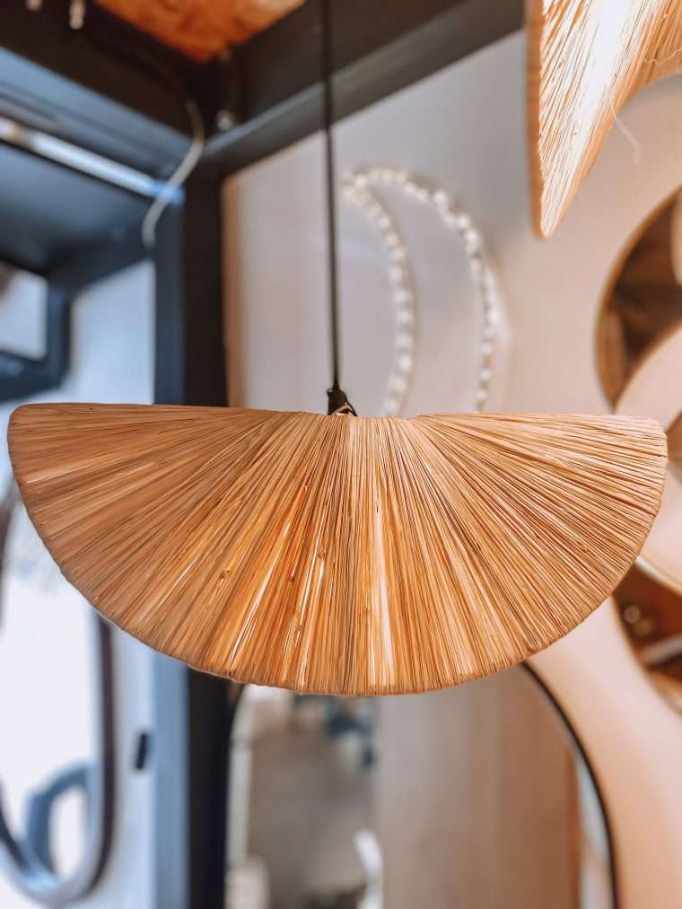 Abats jours en raphia 40 et 60 cm Tout droit venues du Maroc, ces suspensions stylisées en raphia sont parfaites pour illuminer vos petits espaces.  Coup de coeur pour ces nouveautés !  Dimensions :  S = 40 cm  M = 60 cm  câble électrique vendu séparément. Uniquement les abats-jours. 