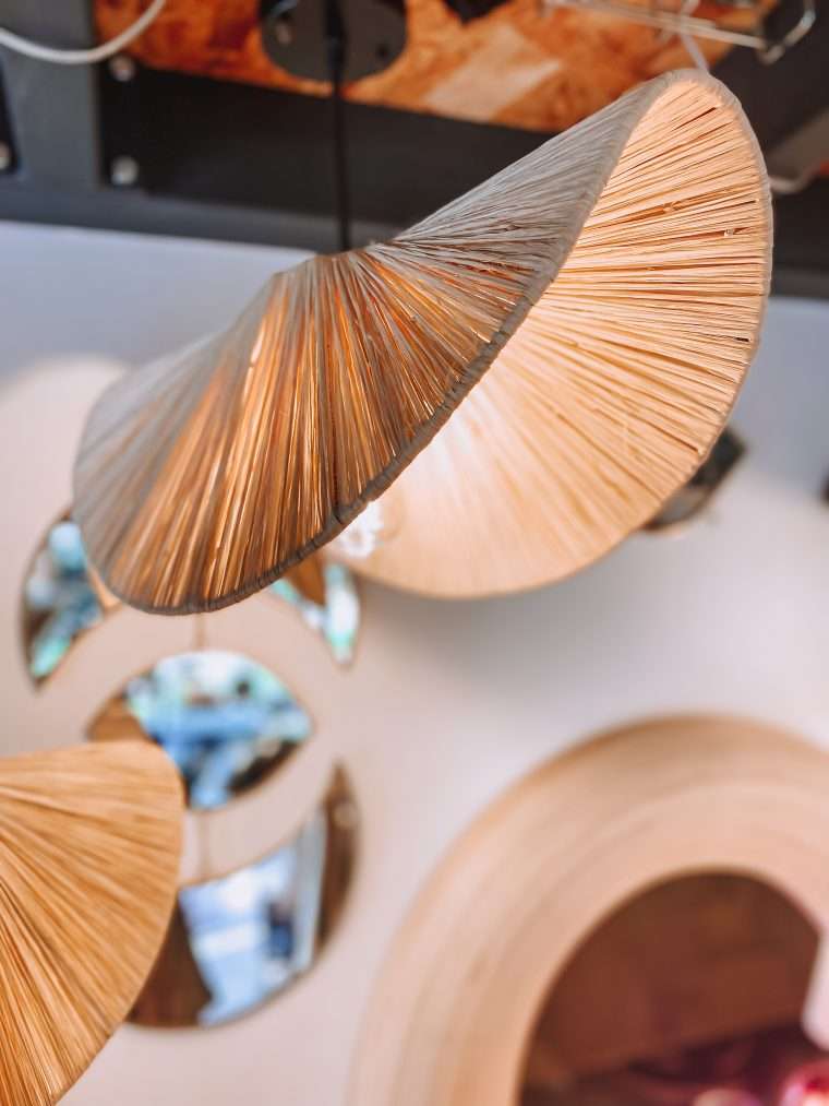 Abats jours en raphia 40 et 60 cm Tout droit venues du Maroc, ces suspensions stylisées en raphia sont parfaites pour illuminer vos petits espaces.  Coup de coeur pour ces nouveautés !  Dimensions :  S = 40 cm  M = 60 cm  câble électrique vendu séparément. Uniquement les abats-jours. 
