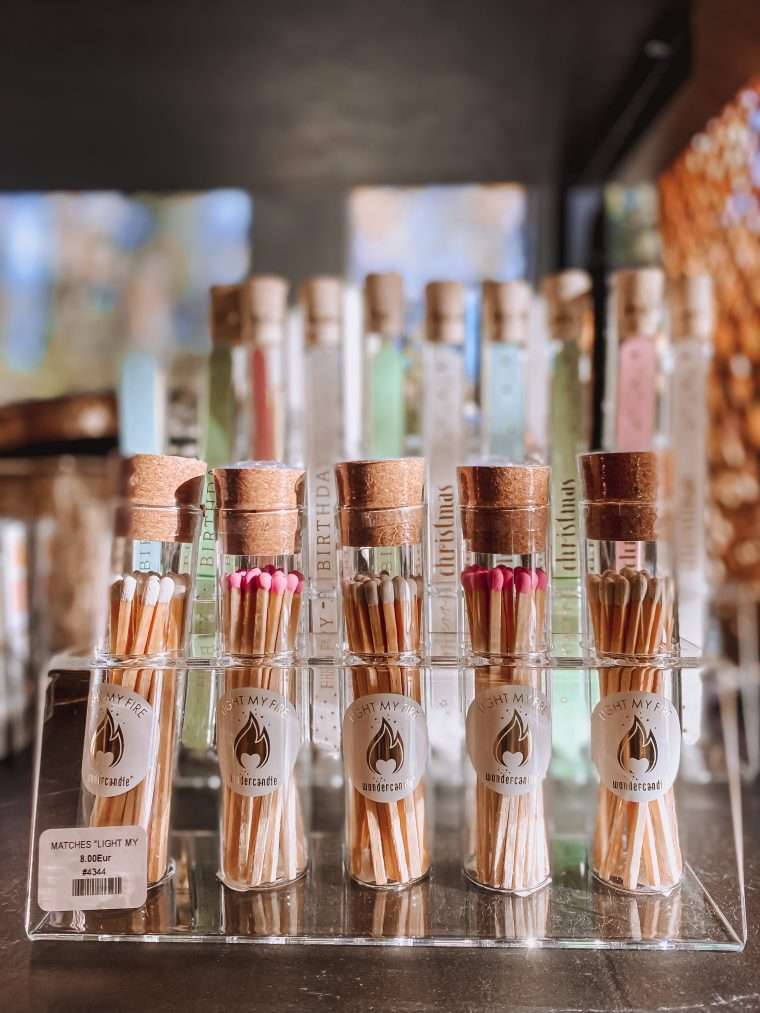 Tube en verre avec 20 allumettes blanches ou roses