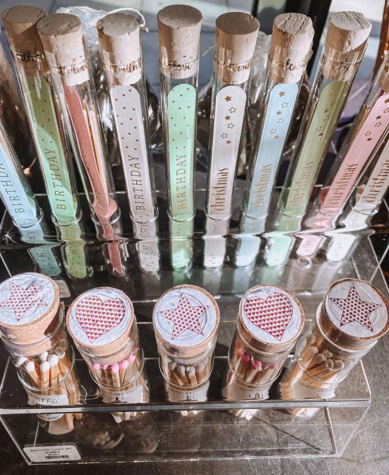 Tube en verre avec 20 allumettes blanches ou roses