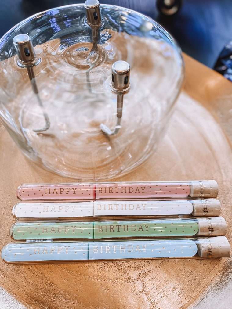 Tube en verre avec 5 bougies étincelantes dorées "Happy birthday" Différents coloris :  Vert Rose Bleu   Blanc 
