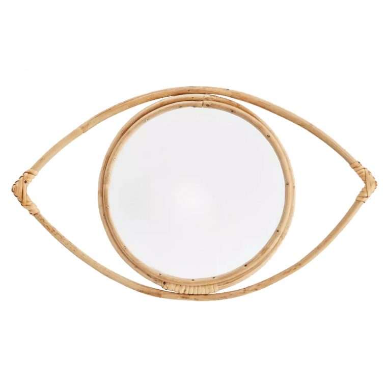 Miroir oeil en bambou 48 x 29 cm Un adorable miroir en forme d'œil en bambou qui apporte un esprit chic et bohème.  Dimensions : 48 x 29 cm Matière : Bambou 