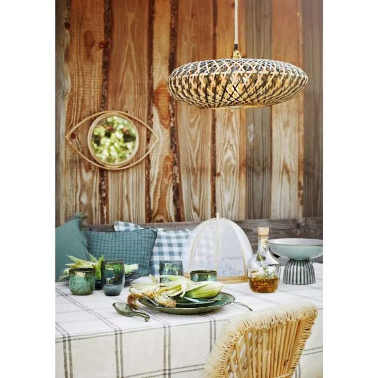 Miroir oeil en bambou 48 x 29 cm Un adorable miroir en forme d'œil en bambou qui apporte un esprit chic et bohème.  Dimensions : 48 x 29 cm Matière : Bambou 