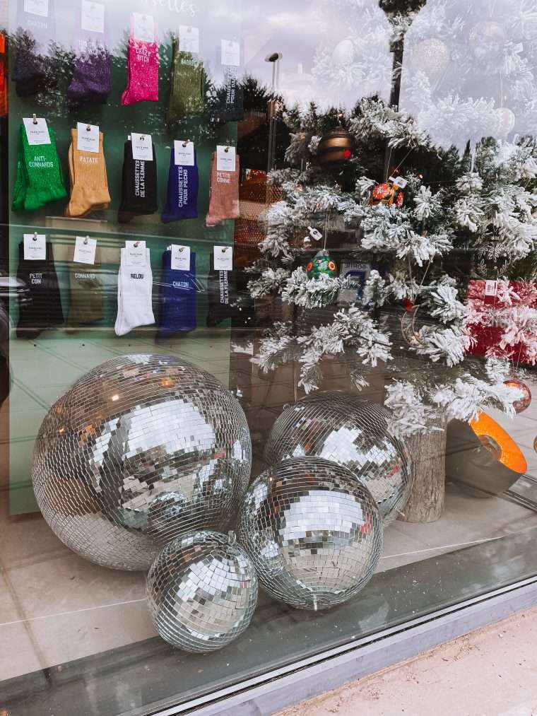 La boule à facettes peut se suspendre et apporter une touche d’élégance et d’originalité. Elle s’adopte dans toutes les pièces : depuis l’entrée jusqu’au salon en passant par la chambre. La boule à facettes peut aussi (et surtout) être simplement posée au sol. C’est une décision inattendue avec un grand impact visuel. Et une des propositions les plus séduisantes est l’accumulation de sphères de différentes tailles, dans un grand panier par exemple ou dans l’antre d’une cheminée. L’effet est tout simplement bluffant !
