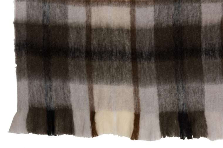 Plaid quadrille en laine et acrylique marron, gris et blanc 190 x 136 cm Un plaid marron, gris et blanc aux motifs en carreaux doux et souple en laine et acrylique pour décorer et vous garder au chaud cet hiver. La finition frangée lui confère un tombé parfait qui permet de les utiliser en bout de lit ou de canapé. Matière : Acrylique Couleur : marron Longueur : 190 cm Largeur : 136 cm Nettoyage à sec uniquement
