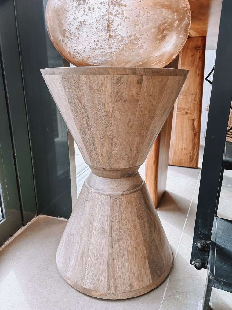 Laissez-vous envoûter par la tendance hygge avec ce bout de canapé en manguier. Sa teinte authentique s'associe à une forme plus travaillée pour un rendu original. Dimensions : 35 x H54 cm 