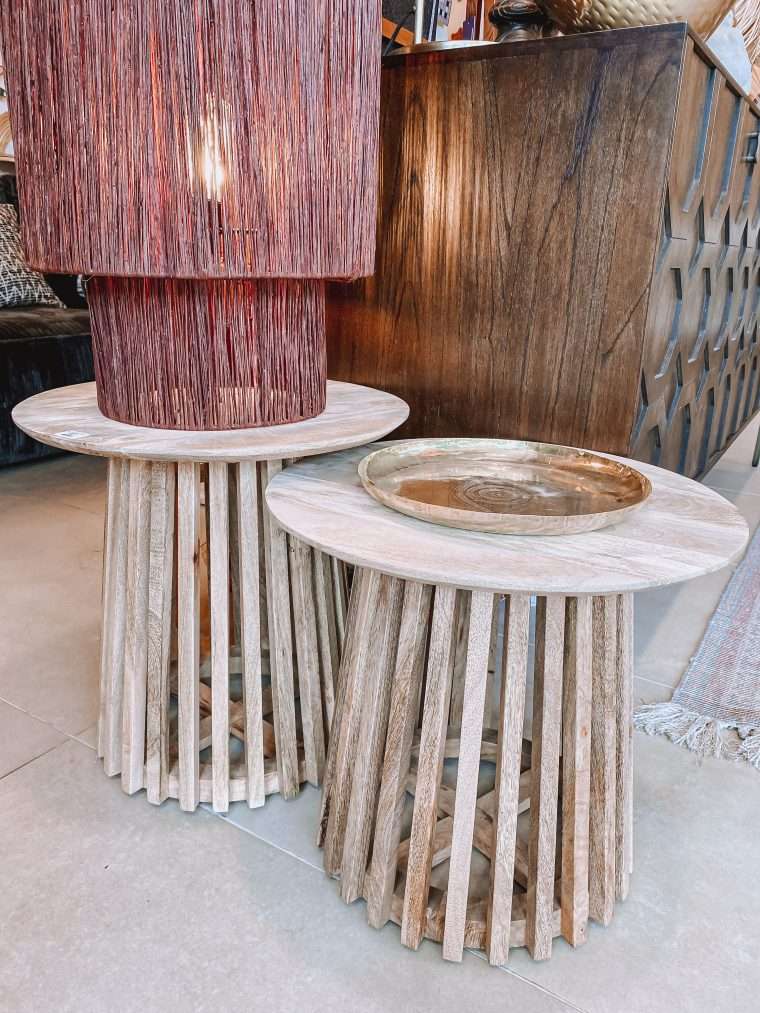 Laissez-vous envoûter par ces de duo de table basse en bois de manguier très tendance. Sa teinte authentique s'associe à une forme plus travaillée pour un rendu original. Dimensions : S = 45 x 40 cm / M = 45 x 45 cm  Matière : Bois de manguier