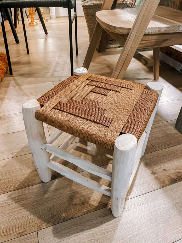 Tabouret en bois d'eucalyptus et fil tissé camélia et noir 30 x 30 cm 