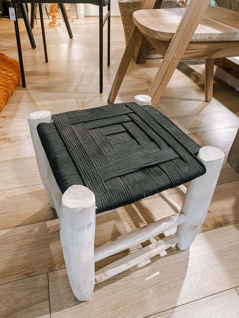 Tabouret en bois d'eucalyptus et fil tissé camélia et noir 30 x 30 cm 