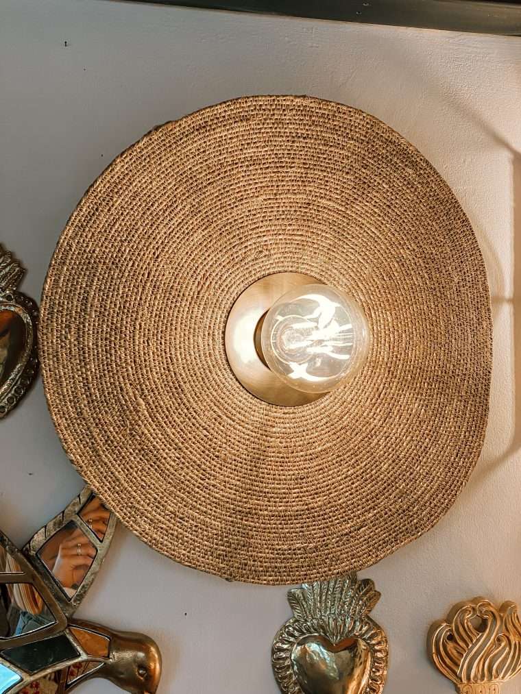 Applique Kalap en jonc de mer et laiton 46 cm