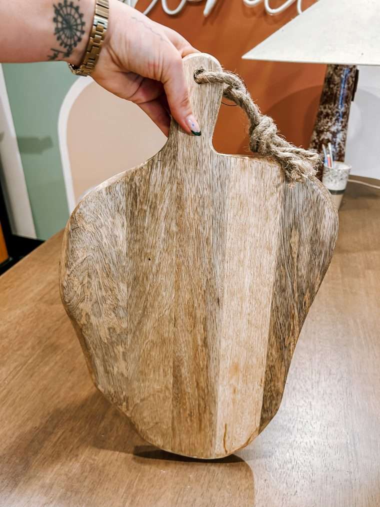 Planche à découper en bois d'acacia forme organique 52.5 cm