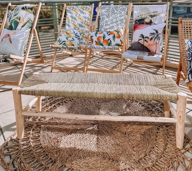 Banc en bois eucalyptus et fibre naturelle 120 cm Il trouvera aussi bien sa place dans votre salon qu'en bout de lit dans votre chambre. Son tressage croisé lui apporte une assise confortable et résistante. La fabrication est artisanale, chaque pièce est unique. Dimensions : 120 cm Matière : Bois eucalyptus et fibre naturelle