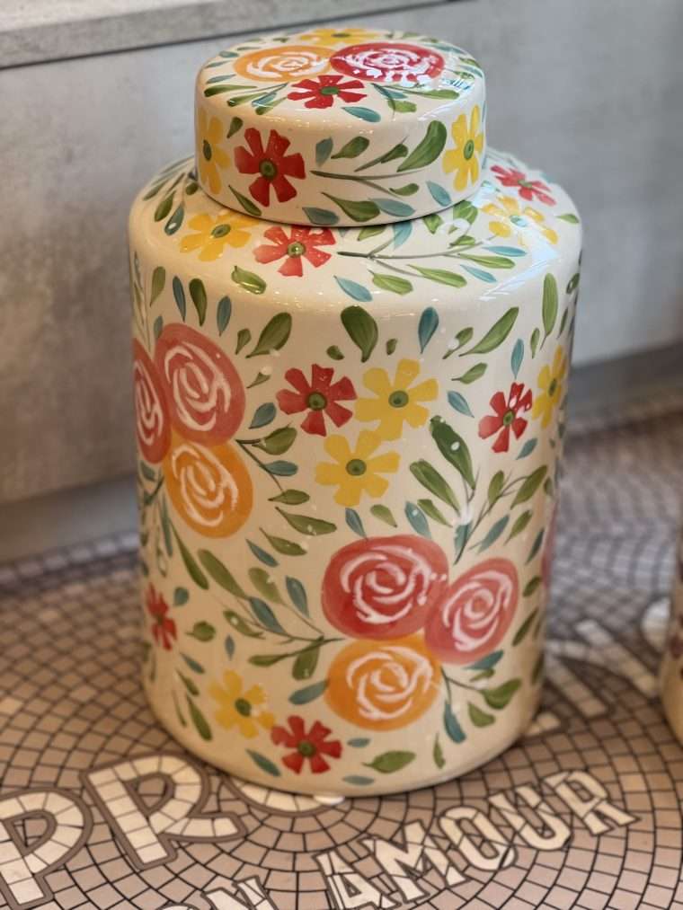 vase avec couvercle 2 modèles motif fleurs 21 x 33 cm