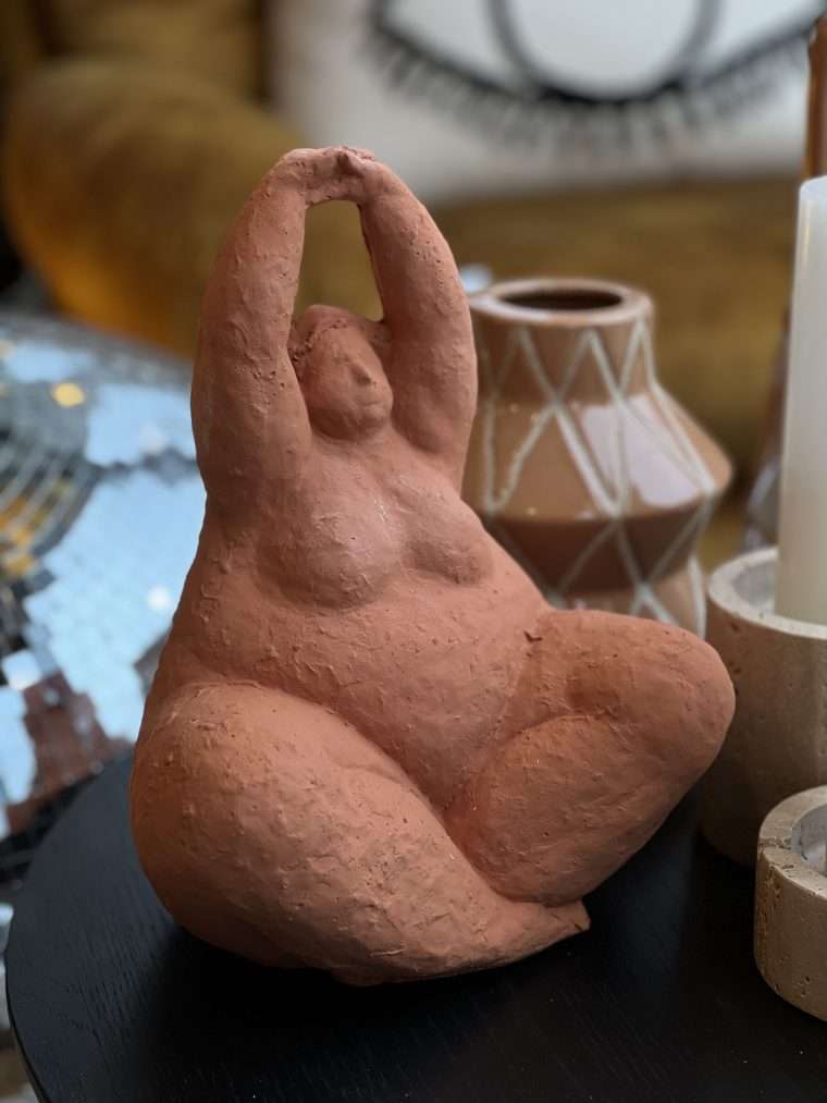 Statue sumette couleur terracotta yoga 20X15XH25cm
