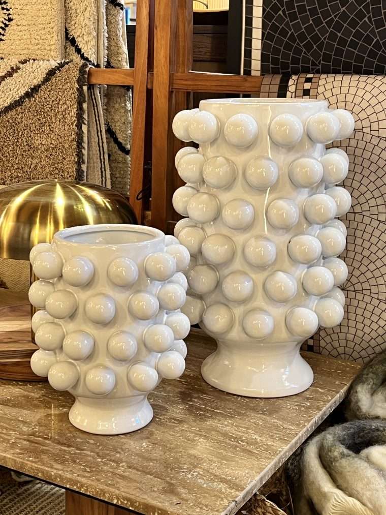Céramique de décoration blanc bleu S et M Posée sur une console, table ou autres meubles de rangement, cette décoration ajoutera une touche extravagante à votre maison ! Dimensions : S = 18.7 x H24 cm M = 24.5 x H40 cm