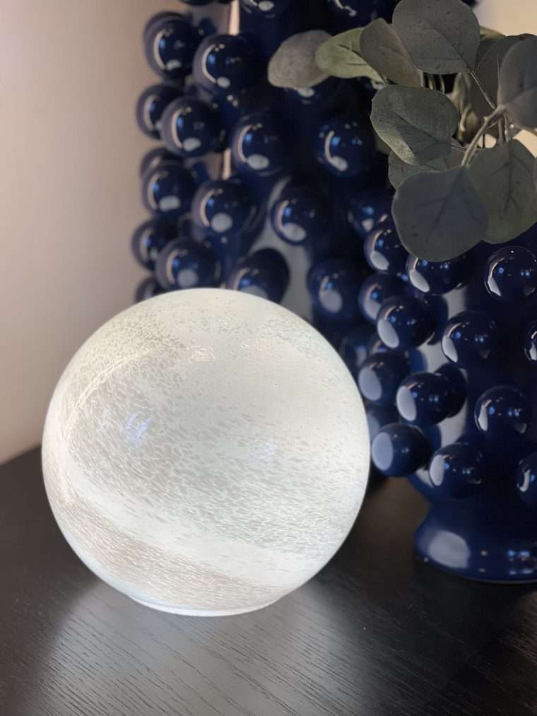 Lampe boule effet nacre 20 cm Vous serez séduit par le soin apporté aux détails de ce luminaire qui semble tout droit venu du ciel ! Sa forme ronde et sa matière nacrée en font une véritable lune miniature. Dimensions : 20 cm
