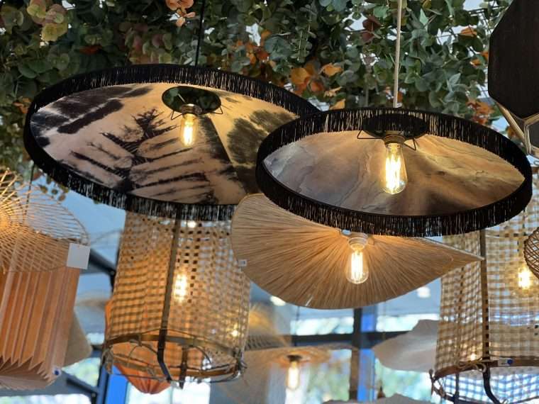 Suspension Labua en velours et franges 60 et 80 cm Illuminez votre intérieur de mille feux avec notre sélection de luminaires ! La collection Earth Craft, c’est une déclinaison de lampes à poser aux allures bohèmes chic mais aussi de suspensions grandioses qui occuperont le volume de votre pièce en un clin d’œil. Leur matière velours et leurs franges apporteront une touche chaleureuse et originale à votre déco. Un conseil ? Si vous avez la chance d'avoir un grand salon, ou de hauts plafonds, faites-vous plaisir en accumulant plusieurs suspensions ! Deux tailles disponibles : Ø60cm & Ø80cm Exclusivité France.