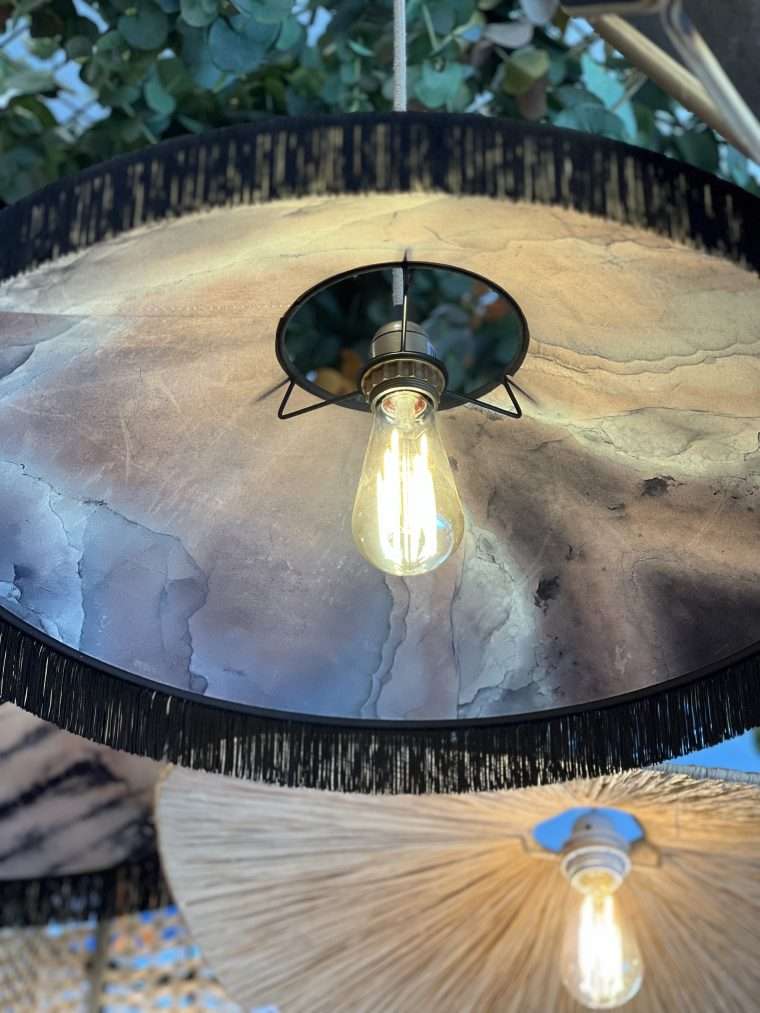 Suspension Labua en velours et franges 60 et 80 cm Illuminez votre intérieur de mille feux avec notre sélection de luminaires ! La collection Earth Craft, c’est une déclinaison de lampes à poser aux allures bohèmes chic mais aussi de suspensions grandioses qui occuperont le volume de votre pièce en un clin d’œil. Leur matière velours et leurs franges apporteront une touche chaleureuse et originale à votre déco. Un conseil ? Si vous avez la chance d'avoir un grand salon, ou de hauts plafonds, faites-vous plaisir en accumulant plusieurs suspensions ! Deux tailles disponibles : Ø60cm & Ø80cm Exclusivité France.