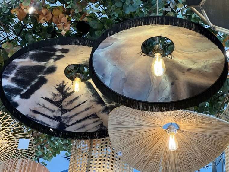 Suspension Labua en velours et franges 60 et 80 cm Illuminez votre intérieur de mille feux avec notre sélection de luminaires ! La collection Earth Craft, c’est une déclinaison de lampes à poser aux allures bohèmes chic mais aussi de suspensions grandioses qui occuperont le volume de votre pièce en un clin d’œil. Leur matière velours et leurs franges apporteront une touche chaleureuse et originale à votre déco. Un conseil ? Si vous avez la chance d'avoir un grand salon, ou de hauts plafonds, faites-vous plaisir en accumulant plusieurs suspensions ! Deux tailles disponibles : Ø60cm & Ø80cm Exclusivité France.