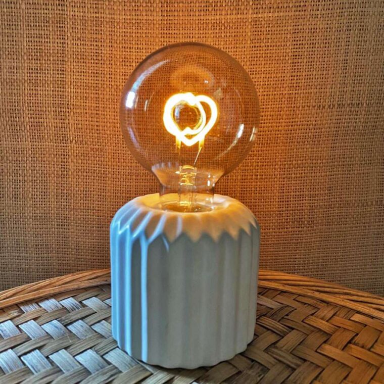 lampe avec ampoule coeur à pile idée cadeau decoration luminaire boutique décoration