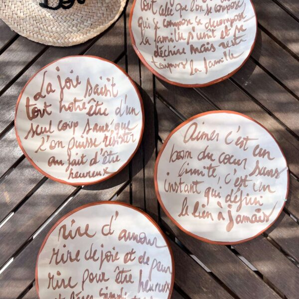 Assiettes creuses texte « Veronique » diam 25 cm Assiettes creuses texte « Veronique » diam 25 cm
