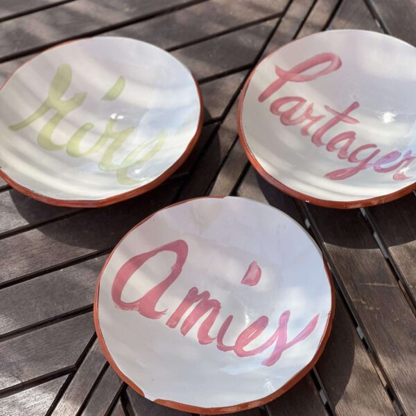 Assiettes creuses « Françoise s’exprime » en couleur Diam 27 cm Assiettes creuses « Françoise s’exprime » en couleur Diam 27 cm