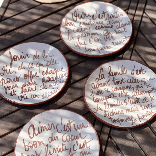 Assiettes plates texte « Véronique » Diam 25 cm Assiettes plates texte « Véronique » Diam 25 cm