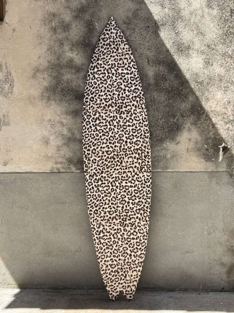 planche de surf decoration leopard motif
