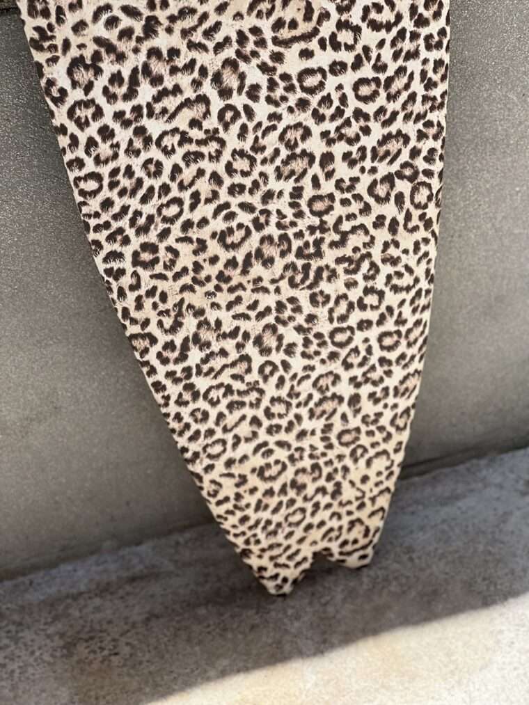 planche de surf decoration leopard motif